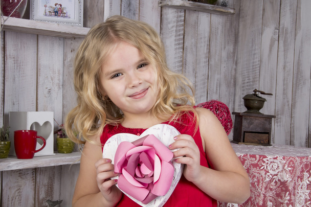 όμορφη κοπέλα που κρατά ένα κουτί σε σχήμα καρδιάς - Φωτογραφία, εικόνα