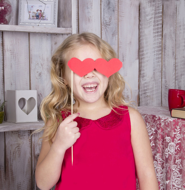 όμορφη κοπέλα με κόκκινο φόρεμα που χαμογελά με καρδιές - Φωτογραφία, εικόνα