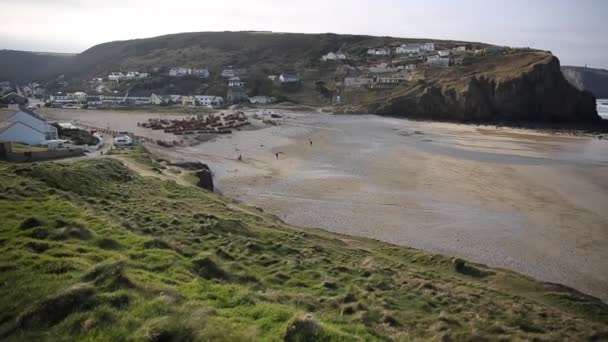 porthtowan strand in de buurt van st agnes cornwall Engeland uk een populaire toeristische bestemming aan de noordkust van Cornwall erfgoed - Video