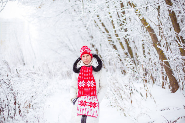 Portrét šťastné mladé ženy v zimním lese - Fotografie, Obrázek