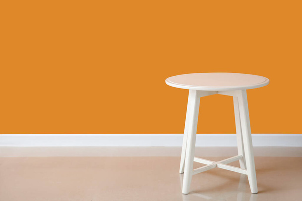 Table near color wall in room - Fotografie, Obrázek
