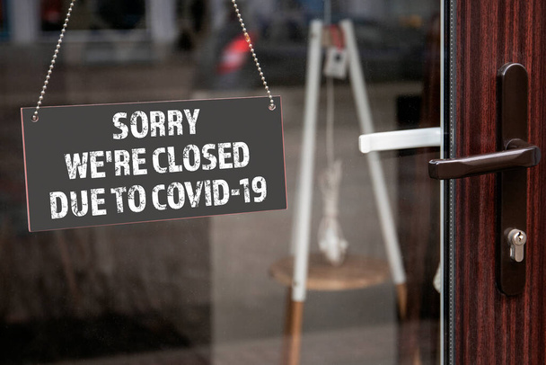 Üzgünüm, COVID-19 nedeniyle kapalıyız. Mağaza kapısı tabelası. İş konsepti - Fotoğraf, Görsel