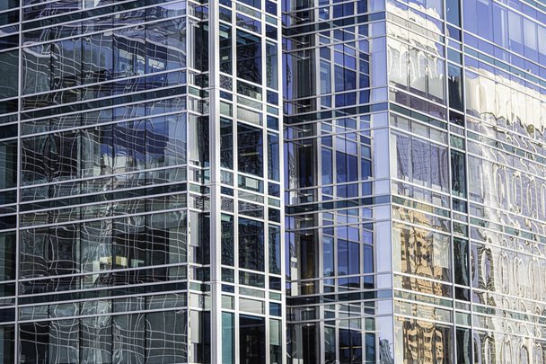 Bloc de bureau mur de verre réfléchissant la lumière du soleil au centre-ville - Photo, image