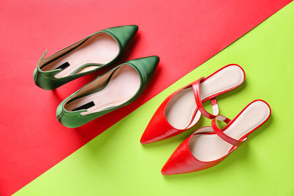 Zapatos femeninos sobre fondo de color - Foto, Imagen