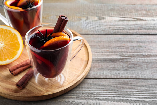 Aromatic mulled wine on wooden table, space for text - Fotografie, Obrázek
