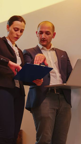Mujer hablando con gerente ejecutivo mirando en el ordenador portátil - Foto, imagen
