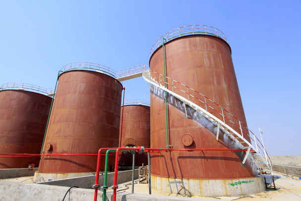 Bir kimyasal tesiste depolama tankları - Fotoğraf, Görsel