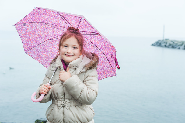 Мила дівчинка з рожевою парасолькою
 - Фото, зображення