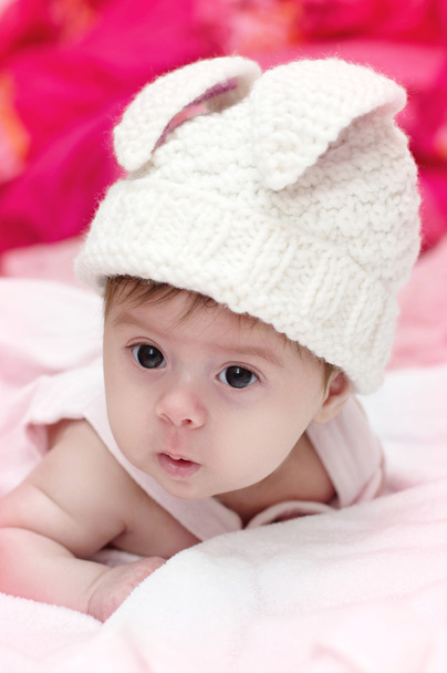 meisje van de baby in roze hoed - Foto, afbeelding