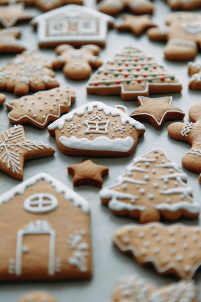 cookies in the form of a house, a christmas tree, a person, a star decorated with icing. Winter holiday pattern-a set of gingerbread, the layout of the pattern. - Foto, imagen
