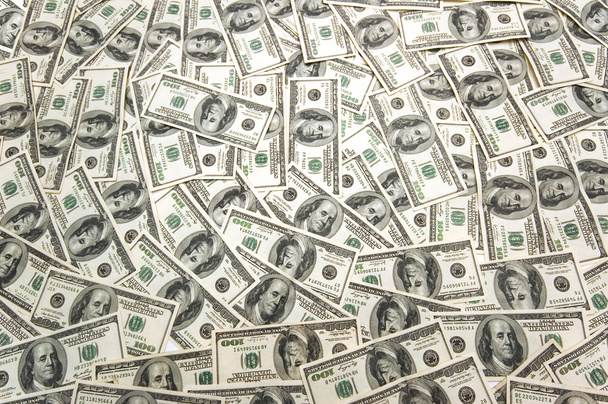 Много банкнот в долларах на столе
 - Фото, изображение