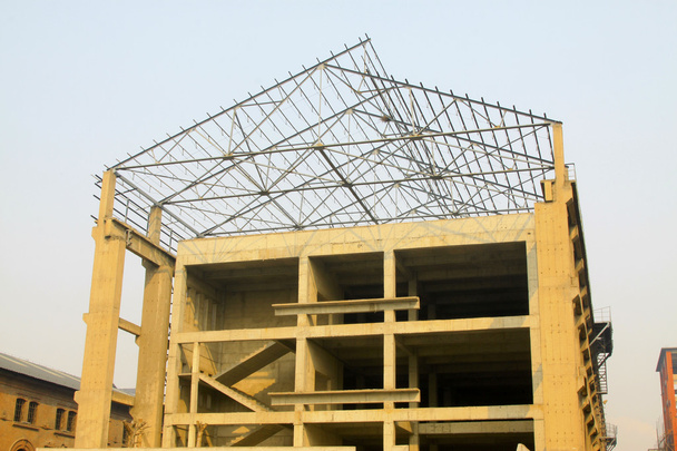 Edificio industrial inacabado
 - Foto, imagen