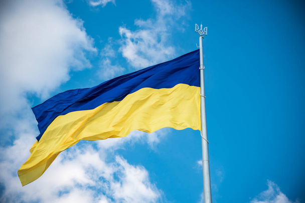 Bandera ucraniana en el viento. En el fondo del cielo. - Foto, imagen
