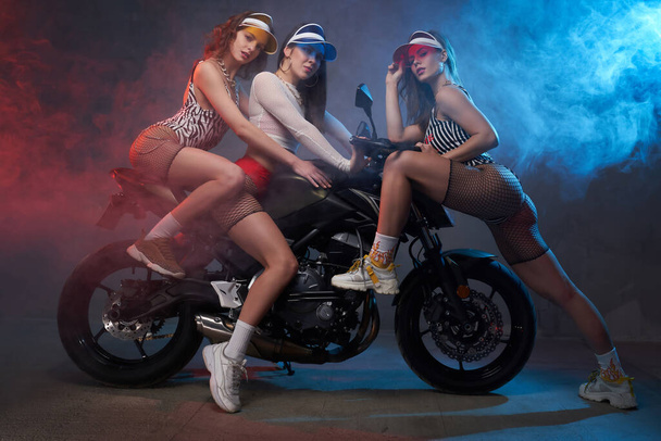 Tyylikäs ja värikäs tytöt ja studio moottoripyörä - Valokuva, kuva