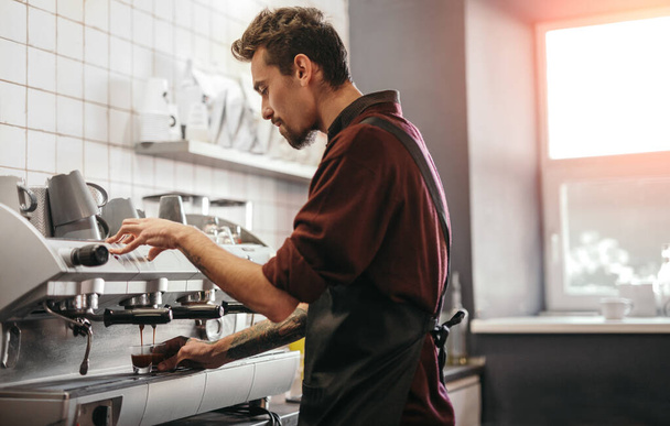Bearded barista brewing coffee in cafe - Foto, immagini