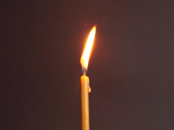 hořící vosk svíčka zavřít na tmavém pozadí - Záběry, video