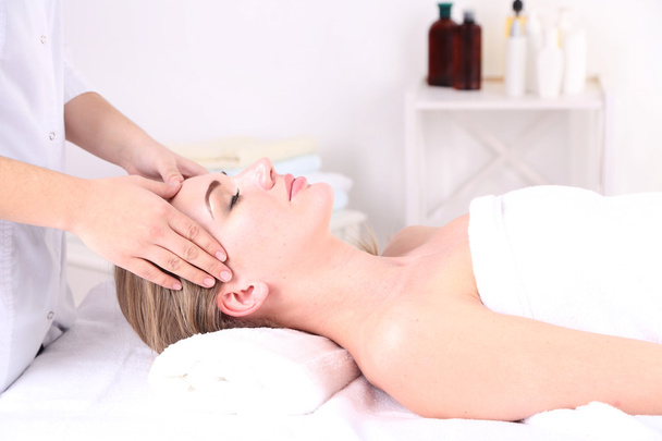 Красива молода жінка має масаж голови в спа-салоні
 - Фото, зображення