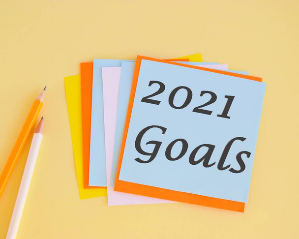 Konzeptionelle Handschrift mit den Zielen für 2021. Business-Fototext Die folgenden Dinge, die Sie im Jahr 2021.Ausführung eines Businessplans haben und erreichen wollen. Zielstrebigkeit. Planung. Strategie und Management - Foto, Bild