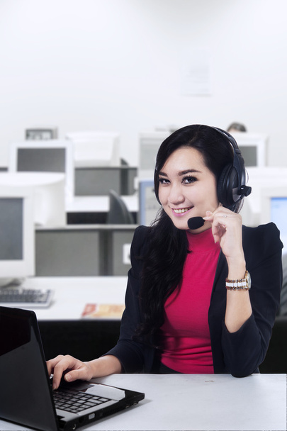 Female customer support at office - Zdjęcie, obraz