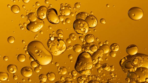 Egy közeli felvétel a buborékokról olajos folyadékban. - Fotó, kép