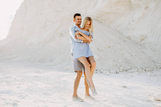 belo jovem casal se divertindo juntos na pedreira de areia - Foto, Imagem