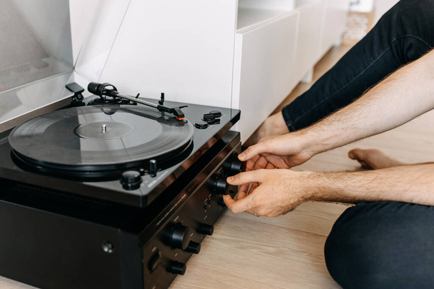 kivágott felvétel férfi hallgat vinyl lemezek otthon - Fotó, kép