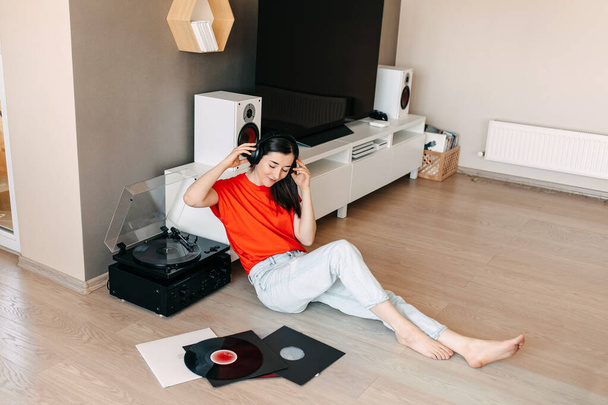 beautiful young woman listening vinyl records at home - Fotoğraf, Görsel