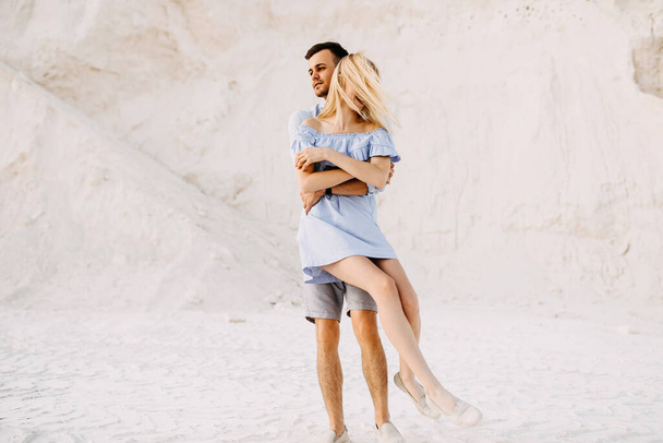 hermosa pareja joven divirtiéndose juntos en la cantera de arena - Foto, Imagen