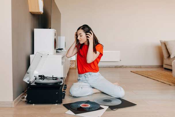 belle jeune femme écouter des disques vinyle à la maison - Photo, image