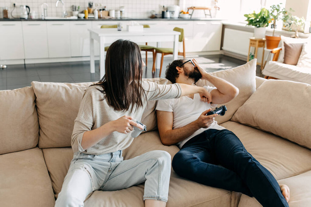 kaunis nuori pari pelaa videopelejä yhdessä kotona - Valokuva, kuva