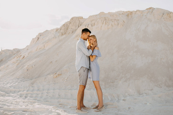kaunis nuori pari halailevat hiekka louhoksella - Valokuva, kuva