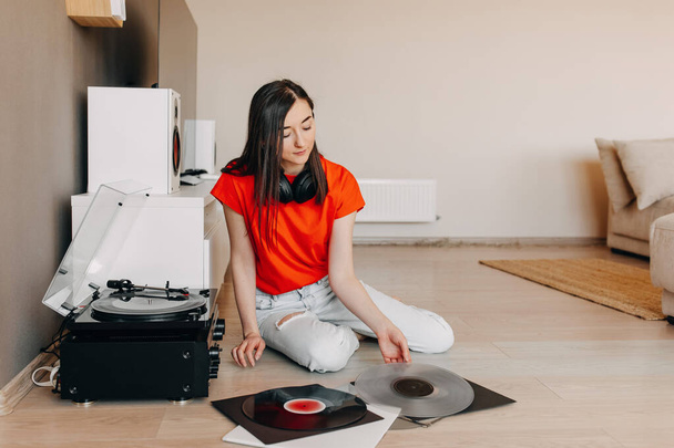belle jeune femme écouter des disques vinyle à la maison - Photo, image