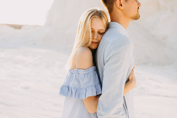 美しい若いカップルが砂の採石場で - 写真・画像