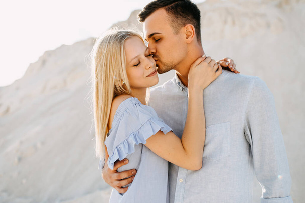 hermosa joven pareja abrazando en arena cantera - Foto, imagen
