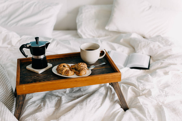 közeli kép reggeli az ágyban kávéval és croissant - Fotó, kép