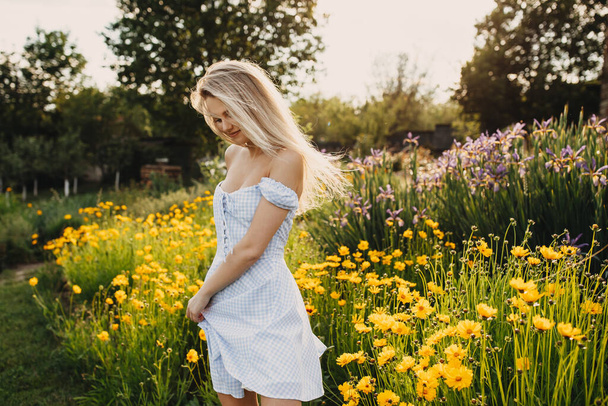 retrato de bela jovem mulher no vestido de verão no prado verde com flores amarelas - Foto, Imagem