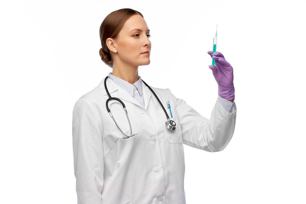 female doctor with medicine in syringe - Foto, immagini