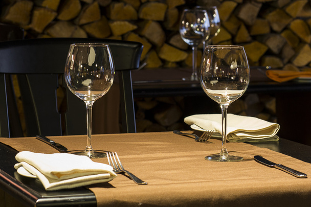 Stylová restaurace jídelní stůl prostírání: ubrousky a sklenice na víno - Fotografie, Obrázek
