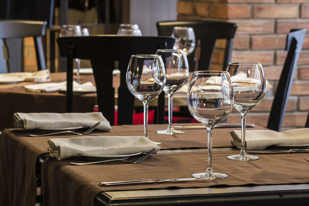 Stylová restaurace jídelní stůl prostírání: ubrousky a sklenice na víno - Fotografie, Obrázek