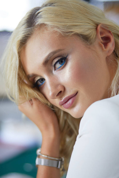 Beautiful young woman portrait , sitting in office. - Foto, Imagem