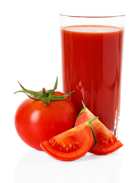 Питьевой стакан с томатным соком и спелыми свежими помидорами рядом изолированы на белом фоне
 - Фото, изображение
