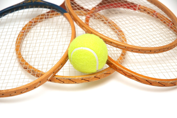 Raquettes de tennis et balle isolée sur fond blanc
 - Photo, image