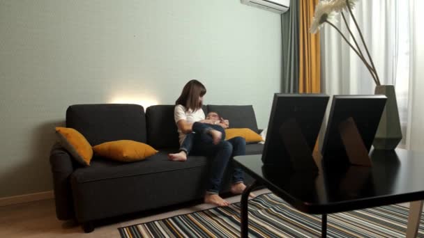gelukkig familie - moeder spelen met haar kleine zoon zitten op de bank - Video