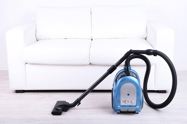 Vacuum cleaner to tidy up the living room - Foto, imagen