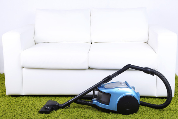 Vacuum cleaner to tidy up the living room - Φωτογραφία, εικόνα