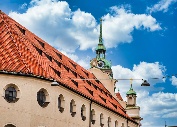 The church of St. Peter, called Old Peter, with tourists on the tower.Oldest parish church in Munich(Bavaria, Germany). The building of the church was extending over several centuries. - Foto, Imagem