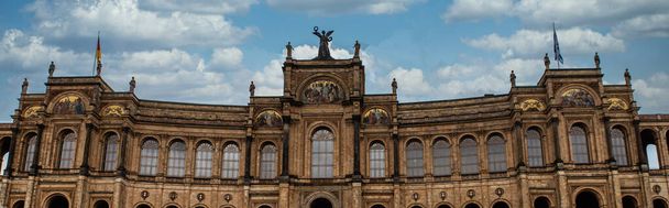 O Maximiliano, um edifício palaciano em Munique, foi construído como a casa de uma fundação de estudantes talentosos, mas desde 1949 abriga o Parlamento Estatal da Baviera.. - Foto, Imagem