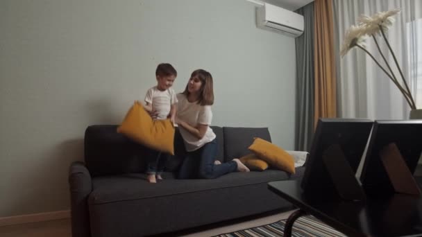 Moeder spelen met haar zoontje op de bank - Video