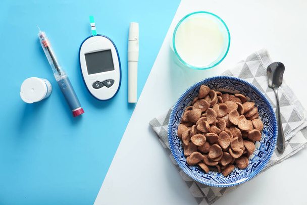 diabetické měřicí nástroje, inzulín, mléko a kukuřičné vločky na barevném pozadí  - Fotografie, Obrázek
