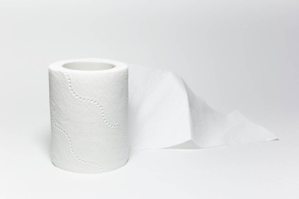 Primer plano del rollo de papel higiénico sobre fondo blanco. - Foto, Imagen